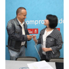 El secretario comarcal del PSOE, Courel, con Ángela Marqués.
