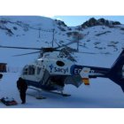 Personal de Emergencias del 112 a su llegada ayer a San Isidro; ya no pudieron hacer nada por el pequeño.