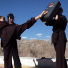 Dos monjas de la orden Drukpa enseñan Kung Fu a una de las 100 jóvenes que han asistido al taller de autodefensa