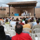 Un momento de una obra de teatro en el patio de  Comedias de La Casona en San Feliz de Torío