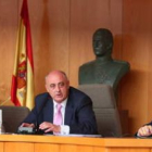 Elena María Prieto Llamazares, Gregorio Chamorro y Fernando Vélez durante el Pleno.