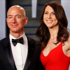 De izquierda a derecha, Patrik Whitesell, su esposa Lauren Sanchez y el multimillonario Jeff Bezos.