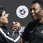 Maradona y Pelé se reconcilian en París.