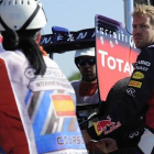 Vettel ayuda a subir su coche a la grúa tras poder completar solo cuatro vueltas en los entrenamientos matutinos del circuito de Montmeló.