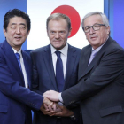 El presidente de la Comisión Europea, Jean-Claude Juncker (a la derecha), con el presidente del Consejo de la UE, Donald Tusk, y el primer ministro japonés, Shinzo Abe.