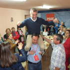 Palazuelo, arropado por sus compañeros de siglas, en la sede del partido ayer por la noche.
