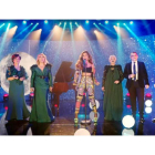 Mocedades: Santamaría, Idoia Uranga, Rosa Rodríguez Izaskun Uranga, José Miguel González y Tony Menguiano, con Gloria Trevi (centro). DL
