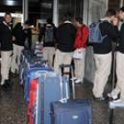 El equipo en el momento de embarcar ayer las maletas en el aeropuerto de Zurich