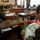 El concejal de Cultura, Alejandro Valderas, en un momento del Pleno mientras lee el periódico