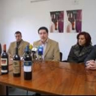 Los responsables de las bodegas ganadoras con los vinos galardonados con los Bacchus