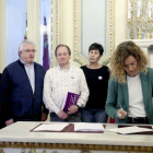 La ministra de Política Territorial y Función Pública, Meritxell Batet, firma con los representantes sindicales el IV convenio único para personal laboral.