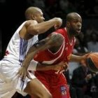Vázquez (Bilbao) protege el balón ante McDonald