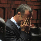 Oscar Pistorius llora, durante su comparecencia ante el juez, este viernes en Pretoria.