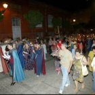 Un momento del recital poético a la luz de las antorchas que se celebró por las calles de la ciudad