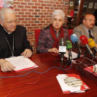 El obispo de León, Julián López, y la presidenta de Cáritas, Beatriz Gallego.