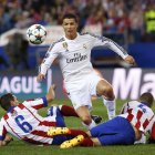 Cristiano Ronaldo escapa entre Koke y Suárez durante el partido de ida.