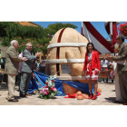 La alcaldesa de Benavides, Ana Rosa Sopeña, fue la encargada de descubrir la escultura en homenaje a los donantes.