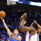 Barea se eleva a la cesta ante dos jugadores del Oklahoma City.