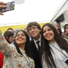 Puigdemont se hace una selfie con dos jóvenes. MARTA PEREZ
