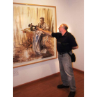 Isacio de la Fuente señala uno de los cuadros de su exposición. «Esa vieja máquina «Singer» tiene una gran importancia plástica en mis recuerdos».