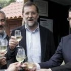 El alcalde de Cambados, Xosé Manuel Cores, junto a Mariano Rajoy y Alberto Núñez Feijoo