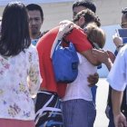 David Hernández abraza a un familiar tras haber sido rescatado después de diez días a la deriva.