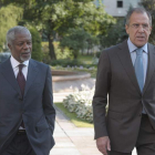 El mediador de la ONU para Siria, Kofi Annan, conversa con el ministro ruso de Exteriores, Lavrov.