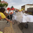 Los participantes en la carrera de camas tuvieron que sortear diversos obstáculos.