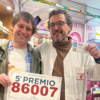 El vendedor, Raúl Fuertes, con el comprador del décimo premiado, Ángel Ojembarrena. DL