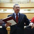 El ministro de Justicia, Alberto Ruiz-Gallardón, durante la sesión de control al Gobierno celebrada esta tarde en el pleno del Senado.