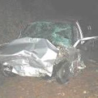 Aspecto del Renault 19 Chamade en el que viajaba la pareja de Fabero herida en el choque frontal