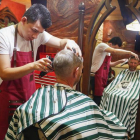 Jornada de cortes de pelo y barba solidarios a favor de Cruz Roja en León a cargo de Tattoo Garci Barber Shop