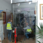 La policía en el registro de la sede del grupo en Fuengirola. DL