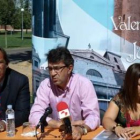 El representante de Telefónica, el alcalde y la pedánea de Cabañas, durante la presentación.