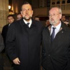 Rajoy, acompañado por los dirigentes vascos de su formación, durante su visita a Mondragón