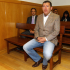 El presidente de la Cultural, Javier Baena, sigue con atención la vista oral en el Juzgado.