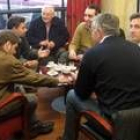 Miembros de la UPL y el PB en el encuentro que mantuvieron anteayer en un café de Ponferrada