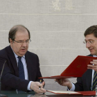 Herrera y el presidente de Bankia, ayer, en la sede de la Junta en Valladolid.