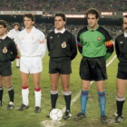 Los capitanes del Sevilla y Barça, con el trío arbitral en diciembre de 1989.
