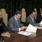 Miñambres, Alejo, Perandones, Álvarez y Soto durante la firma