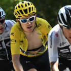 Egan Bernal protege a sus jefes de filas en Sky, Geraint Thomas y Chris Froome, en la dura subida de Alpe dHuez.