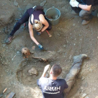 A calderos retiraron este fin de semana los voluntarios de la ARMH hasta nueve toneladas de tierra, losas y escombro en el recinto del cementerio de Primout donde se cree que enterraron en junio de 1940 al guerrillero Tomás Fernández, alias Capitán Fantasma, abatido por la Guardia Civil cuando protegía la huida de sus compañeros. Restos de