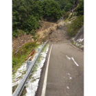 El granizo era visible ayer en la cuneta de la carretera de Peñalba, poco después del desprendimiento de tierra y lodo causada por la tormenta en la misma curva del vial LE-5238  de siempre. DL