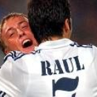 Guti, que no ha contado mucho esta temporada para el Vanderlei Luxemburgo, celebra un gol con Raúl