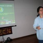 La conferenciante explicó el proceso de clasificación y eliminación de residuos sólidos urbanos