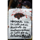 Un seguidor de Zelaya en una manifestación.