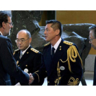 El presidente del Gobierno, Mariano Rajoy, saluda a varios de los "héroes de Fukushima".