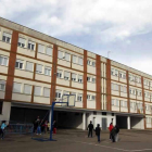 Imagen del patio del colegio Trepalio, en Trobajo del Camino, uno de los centros afectados.