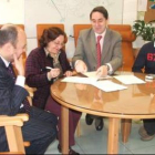 Un momento de la firma del convenio.