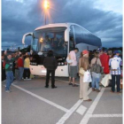 Los aficionados de la segunda tanda de autobuses se subieron ayer a los mismos en El Toralín a las 2